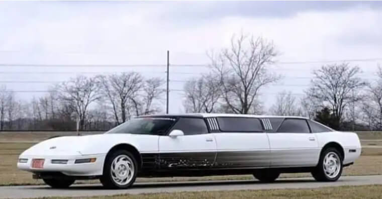 Une limousine en noir et blanc