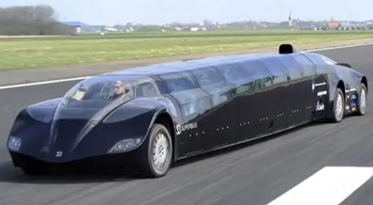 Le Superbus qui ressemble davantage à une voiture de course