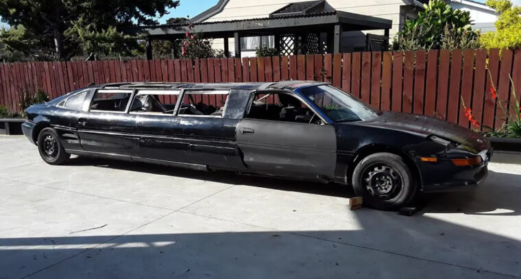 Une limousine bricolée délabrée