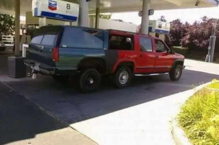 Un camion limousine coloré - rouge et noir