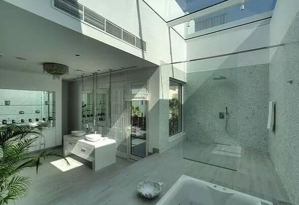 Baños del tamaño de una casa