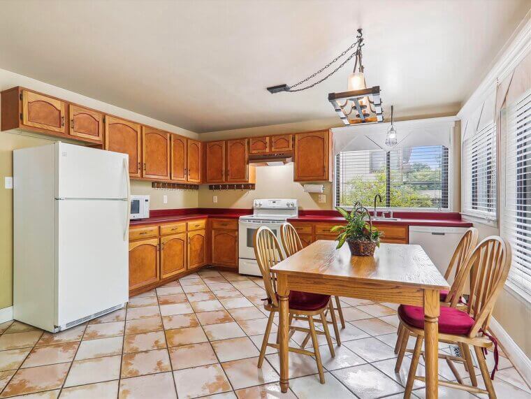 Modest Homes and Modest Décor