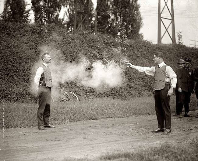 Estes Cavalheiros Testando Um Colete À Prova De Balas Em 1923