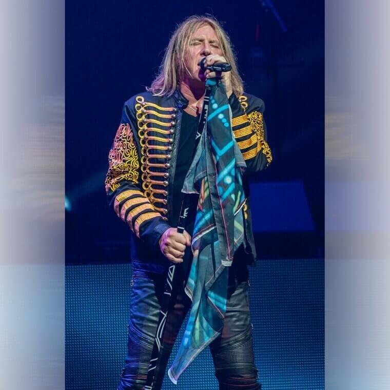 Joe Elliott Gets Trapped Inside A Mechanical Stage Prop