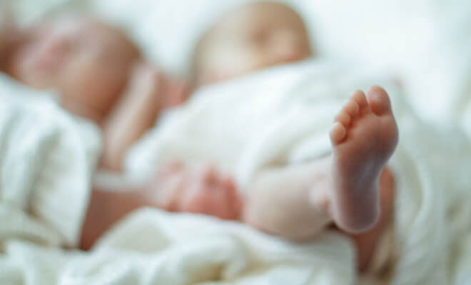 Nach der Geburt von Zwillingen mussten die Ärzte eine schwierige Entscheidung treffen