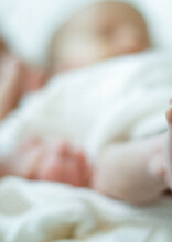 Az orvosoknak nehéz döntést kellett hozniuk az ikrek születése után