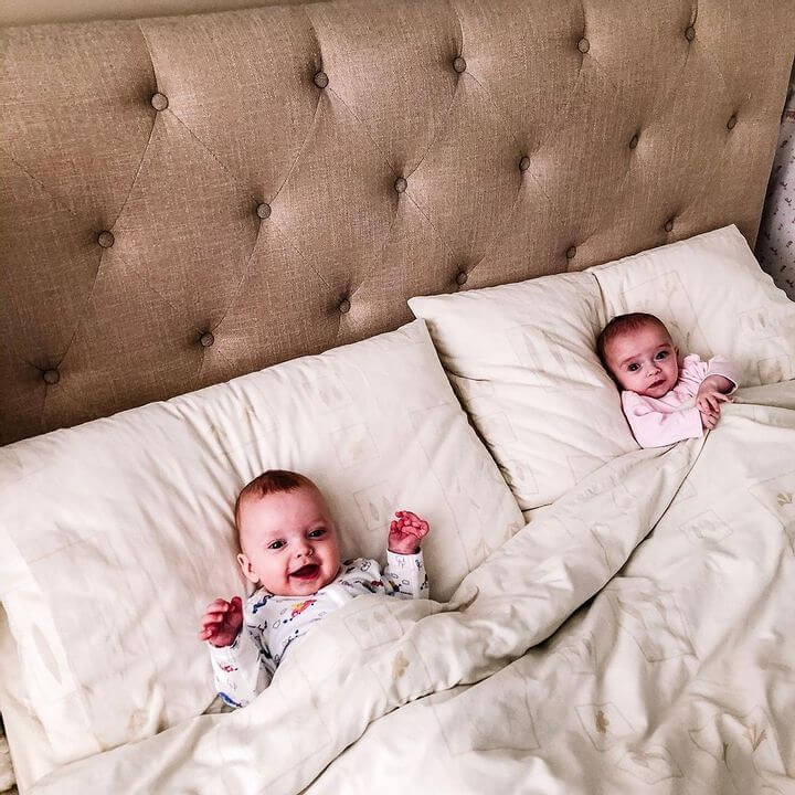 Какие близнецы в постели. Twins look up.