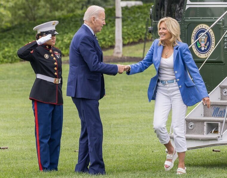 Public Displays of Affection With the President Should Be Minimal