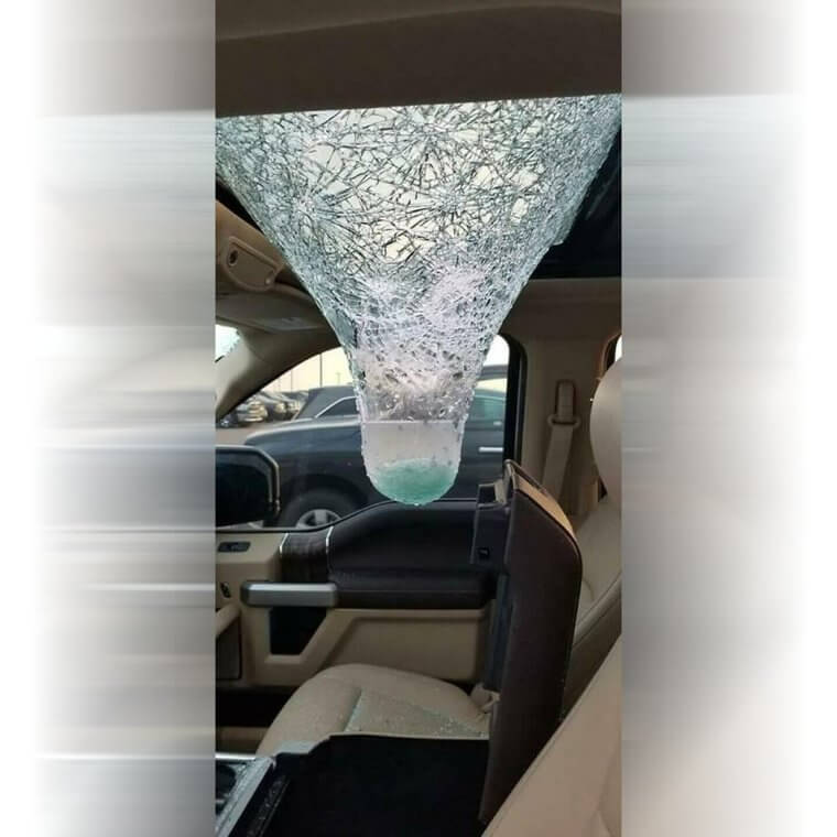 El granizo atravesó el techo solar