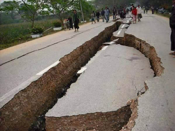 Un terremoto partió esta carretera por la mitad