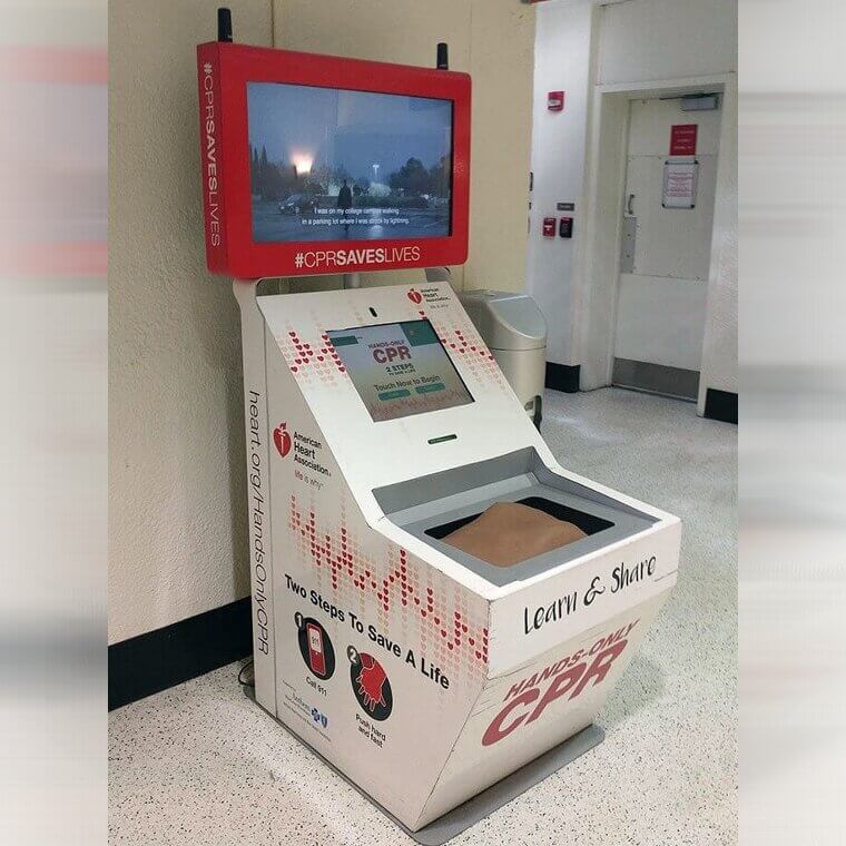 An Airport Machine That Teaches You How to Perform CPR