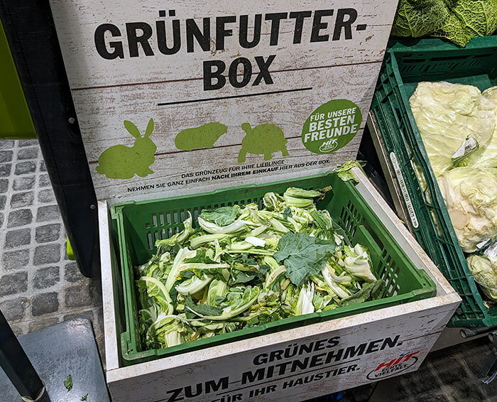 This Supermarket Offers Free Unwanted Vegetables to Help People Feed Their Pets.
