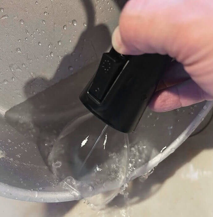 High-Pressure Faucet That Sprays Out a Water Cone to Prevent Backsplash
