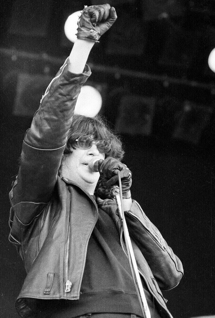 Joey Ramone (The Ramones) – The Gentle Punk Giant Who Barely Spoke to His Guitarist Despite Sharing a Van for Decades