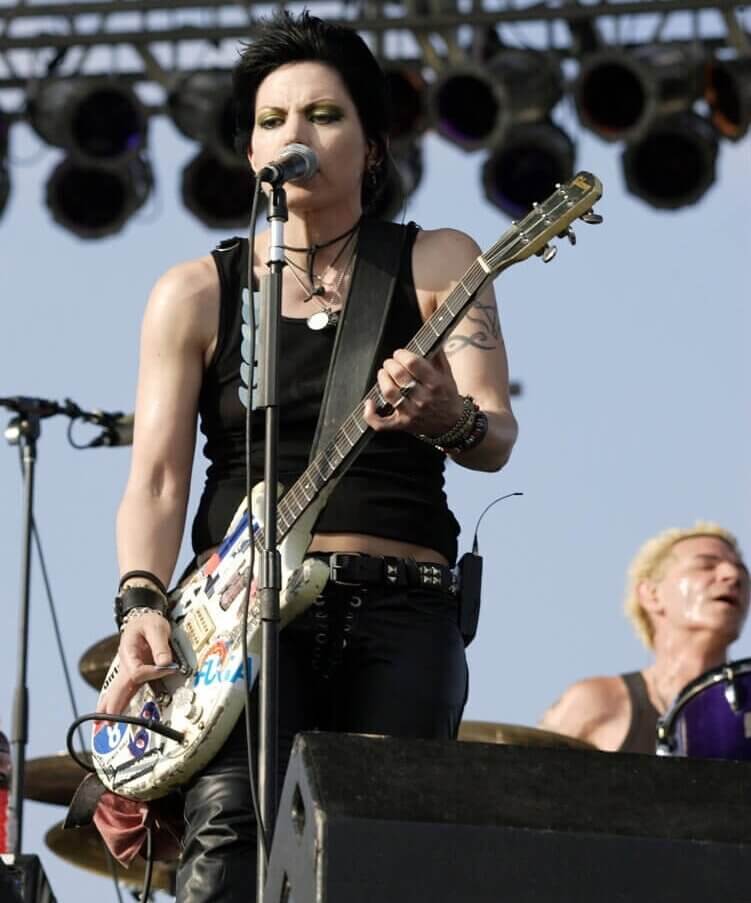 Joan Jett (The Blackhearts) – The Punk Trailblazer Who Sold Her Platinum Debut Directly Out of the Trunk of Her Car