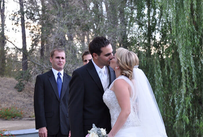 Nous ferons semblant de croire qu'il s'agit de larmes de bonheur.