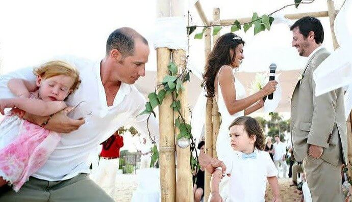 Il y a toujours un invité de mariage qui prend le bus de la lutte.