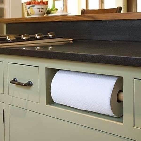 Gardez le papier essuie-tout hors du comptoir en en créant un intégré sous le comptoir
