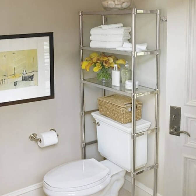 L'ajout d'une demi-table dans la salle de bain peut ajouter un espace de stockage indispensable