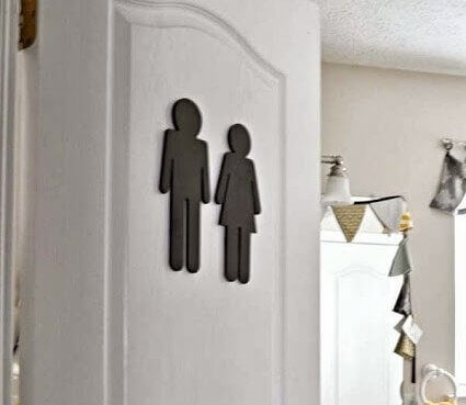 Aidez vos invités à trouver la salle de bain lorsque vous ajoutez ce panneau