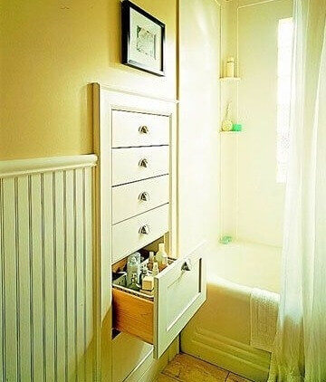 L'ajout de tiroirs au mur de la salle de bain vous donnera un espace de rangement indispensable