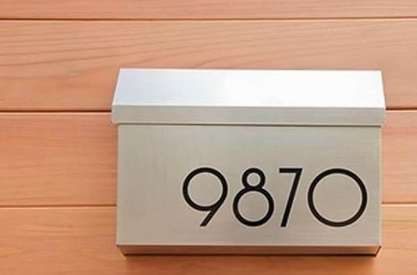 Utilisez des polices plus modernes pour votre numéro de maison pour ajouter un élément de conception unique