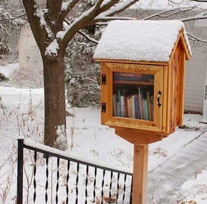 Créez un échange de livres dans votre quartier avec une vieille mangeoire à oiseaux