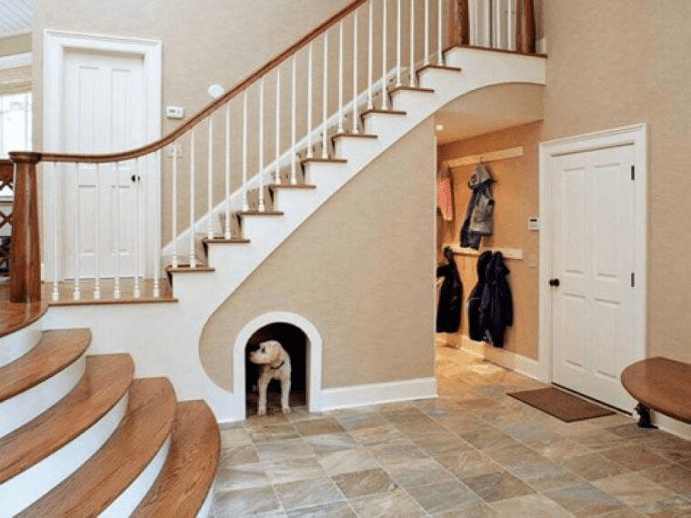Créer une chambre pour le chien sous les escaliers