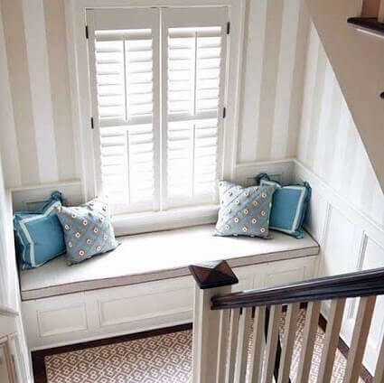 Un simple siège de fenêtre peut rendre les escaliers plus confortables