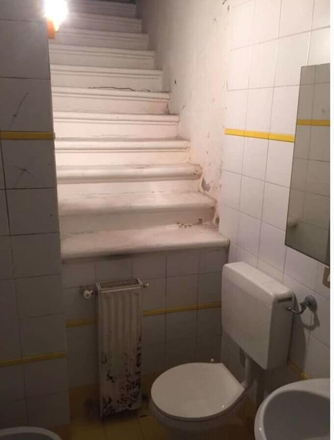 아무 갈 곳 없는 화장실 벽계단