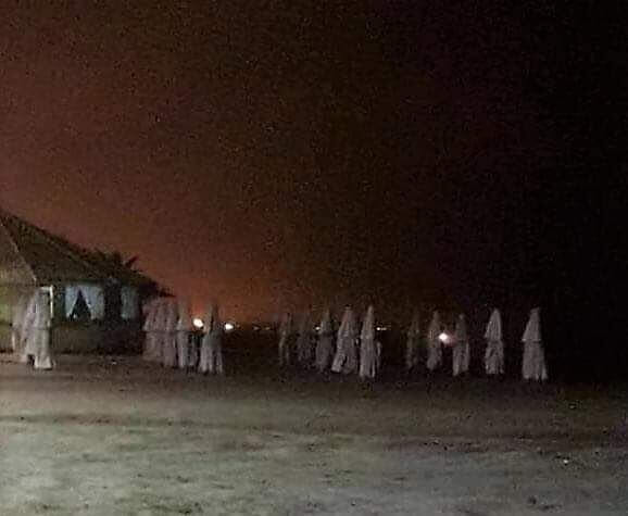 해변에 있는 하얀 형체들