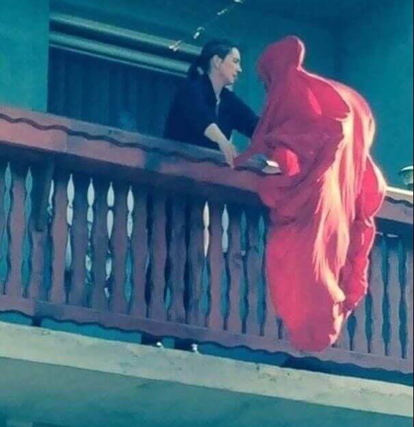 빨간색 침대시트 유령