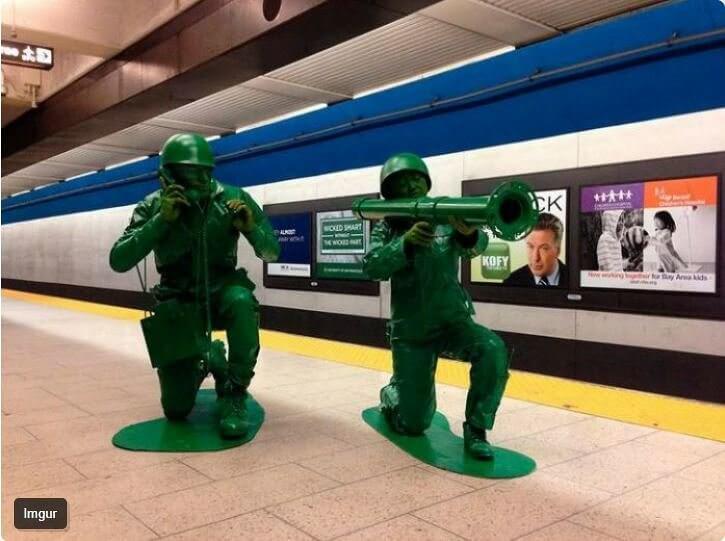 Le costume parfait pour un couple de militaires