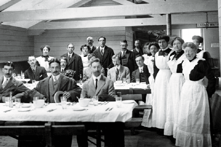 7歳のタイタニック生存者が、数十年後にその魅力的な物語を語る