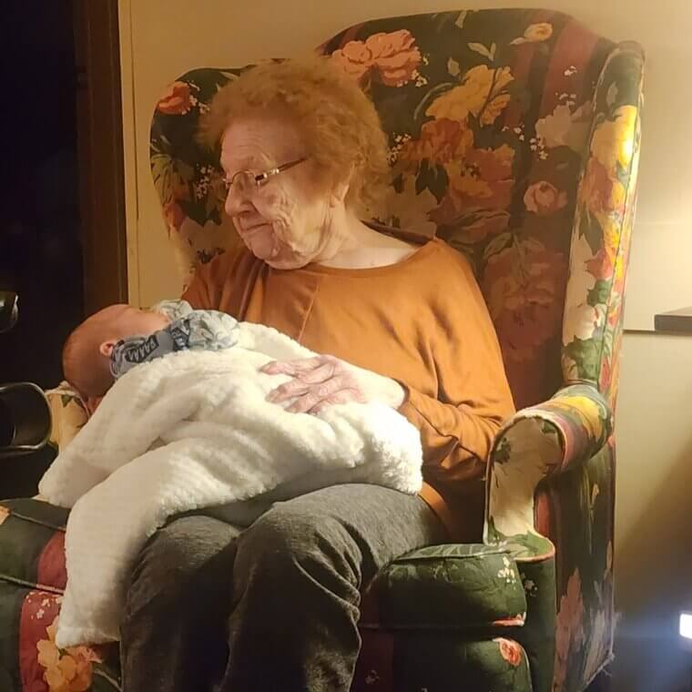 Un beb茅 de un mes y su bisabuela de 103 a帽os