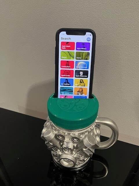 Use A Jar Lid To Create A Simple Phone Stand