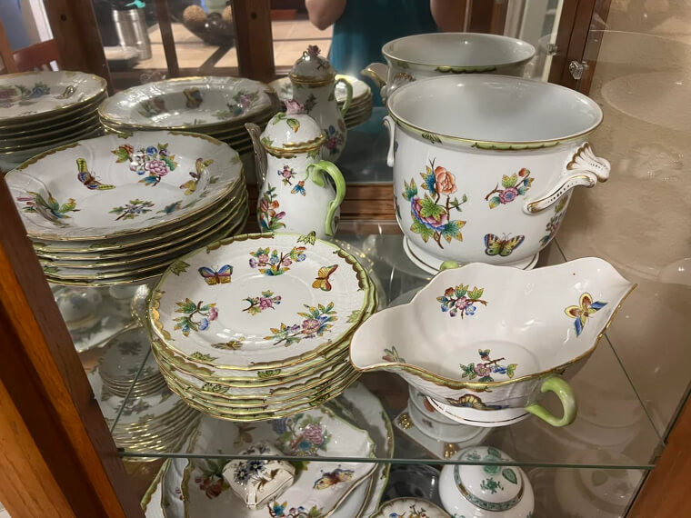 Platos llanos pintados a mano «Queen Victoria» de Herend: valen 400 dólares cada uno porque siguen siendo el referente por excelencia en la decoración de las mesas reales
