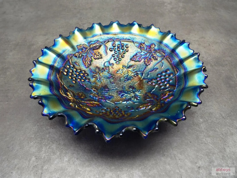 Cuencos para ponche «Carnival Glass» de Northwood con motivos de uvas y cables: valen más de 1.500 dólares por su acabado iridiscente tipo «mancha de aceite» y su llamativo relieve