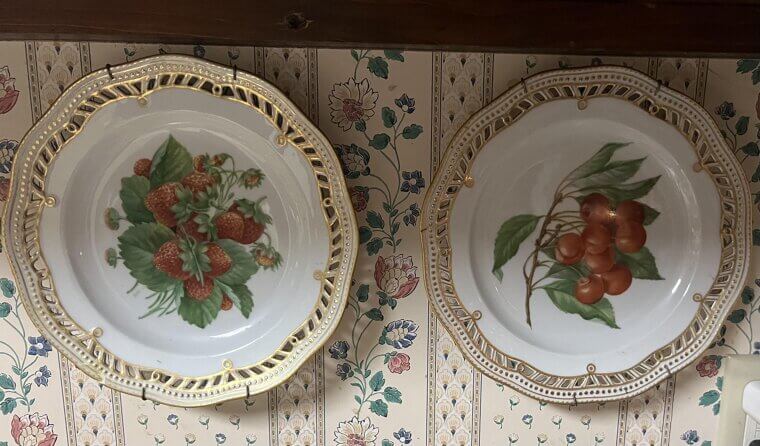Platos pintados a mano «Flora Danica» de Royal Copenhagen: valen 1.000 dólares cada uno y se consideran el «rey de todas las vajillas»