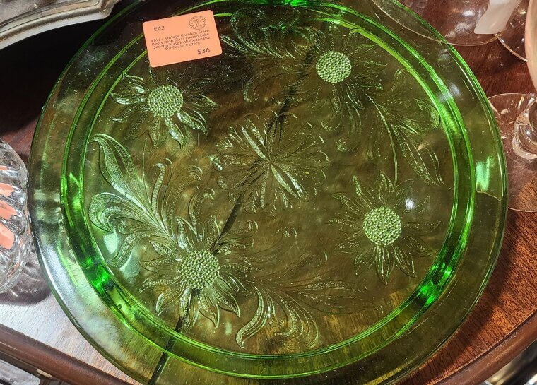 Platos de tarta de cristal «Dancing Girl» de Uranium Green de la época de la Gran Depresión: valen más de 1.200 dólares por ese misterioso brillo fluorescente de los años 30