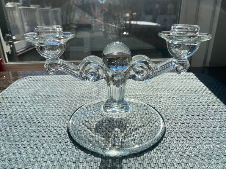 Candelabros de cristal grabado «Orchid» de Heisey: valen más de 1.400 dólares por su sofisticado glamour de los años 40 y la claridad de su cristal