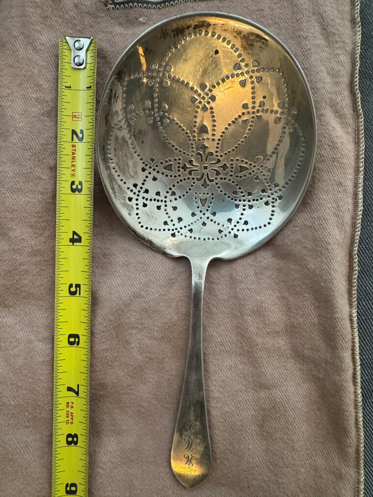 Cucharas de servir de plata de ley «Chrysanthemum» de Tiffany & Co.: valen más de 2.000 dólares por su peso y su intrincado estilo Art Nouveau