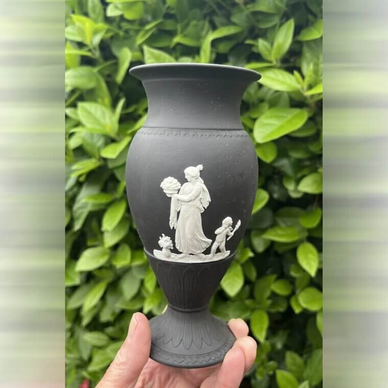 Jarrones grandes «Black Basalt» de Wedgwood: valen más de 3.000 dólares por su espectacular elegancia neoclásica en negro mate