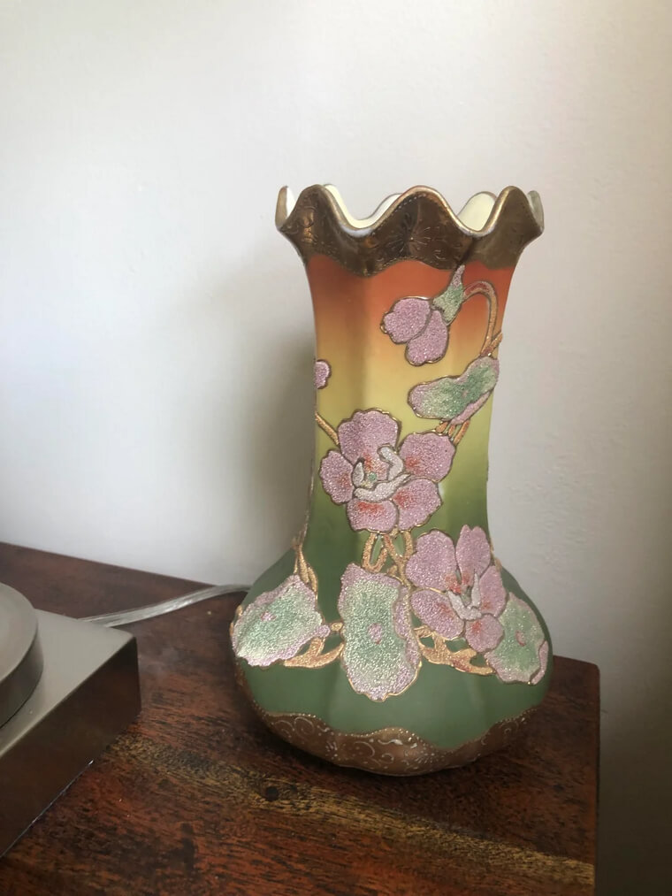 Jarrones japoneses «Coralene» con relieve de cuentas: valen más de 2.000 dólares por su rara y delicada textura «con relieve de arena» sobre porcelana pintada a mano