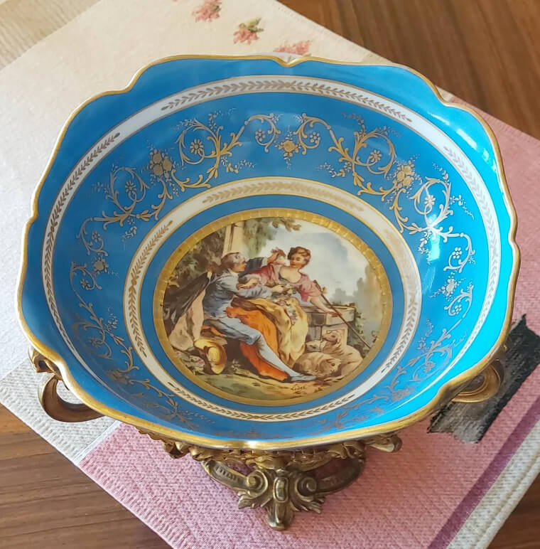 Platos de vitrina «Bleu Céleste» de Sèvres: valen más de 4.500 dólares por su famoso esmalte «azul cielo», creado originalmente para la realeza