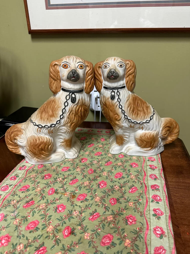 Pareja de «spaniels» de Staffordshire (auténticos del siglo XIX): valen más de 900 dólares por su encanto rústico en la decoración moderna «grandmillennial»