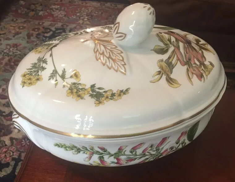 Soperas grandes «Stafford Flowers» de Spode: valen más de 1.600 dólares por su gran tamaño y sus coloridos retratos botánicos