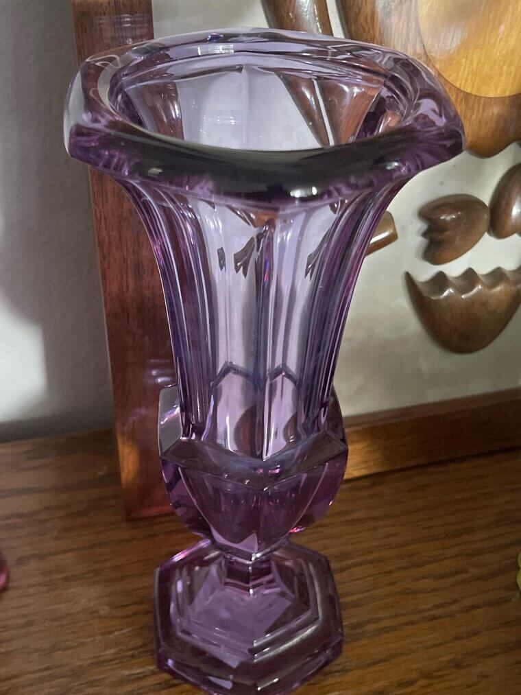 Jarrones de cristal Moser «Alexandrite» que cambian de color: valen más de 2.500 dólares porque, literalmente, cambian de color según la luz