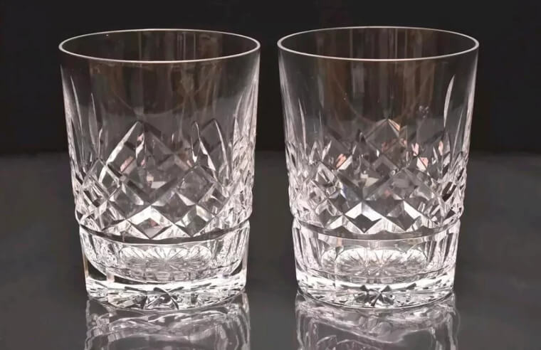 Juegos de copas «Lismore» de Waterford, de 32 piezas: valen más de 3.000 dólares por el «anillo» y el brillo inigualables del cristal con alto contenido en plomo