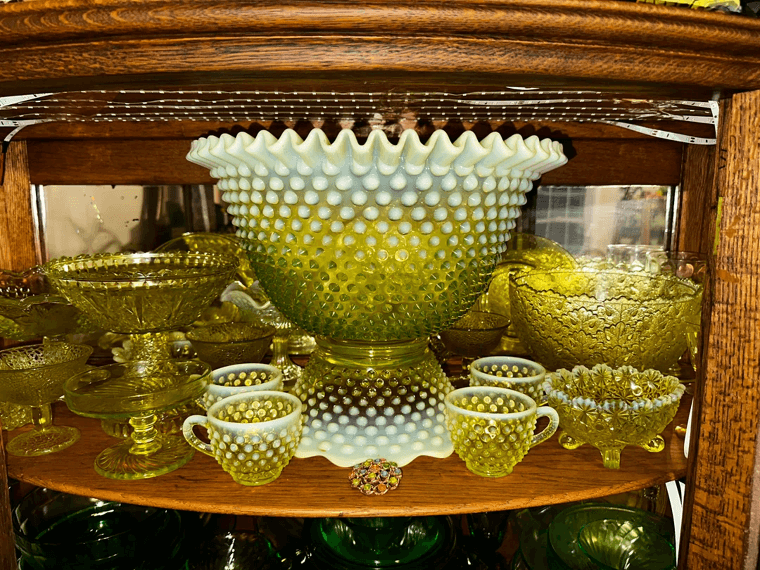 Juegos de cuencos para ponche de cristal opalescente «Hobnail» de Fenton: valen más de 1.200 dólares por su encanto atemporal al estilo «cottagecore»